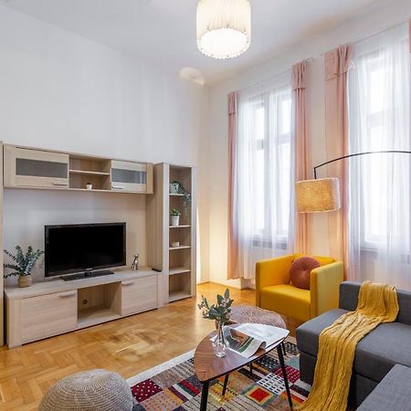 Cozy Home By Bella In The Heart Of Budapest Esterno foto