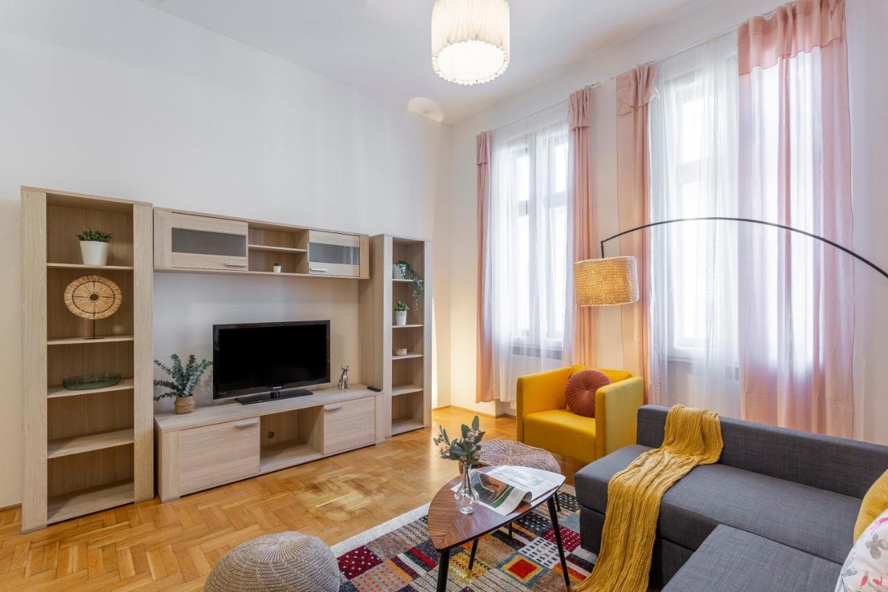 Cozy Home By Bella In The Heart Of Budapest Esterno foto